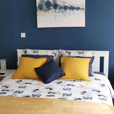 Elegant & Trendy In A Peaceful Area Apartament